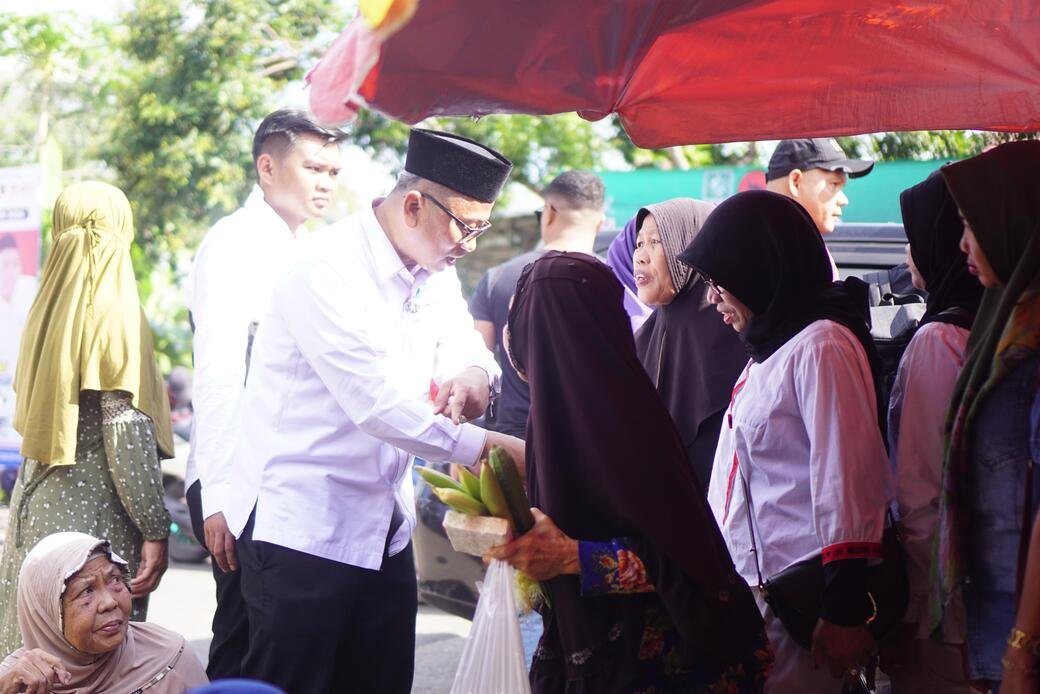 haji fani kunjungi pasar di desa habau 2