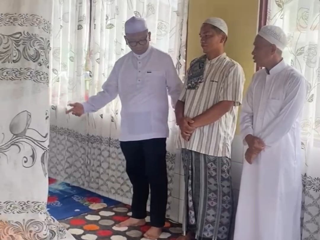 haji fani ziarah ke makam KH. Muhammad Arif Bin H Hamim 1